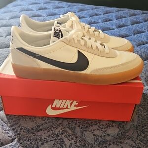 Nike Men's White and Black Sneakers with Gum Sole